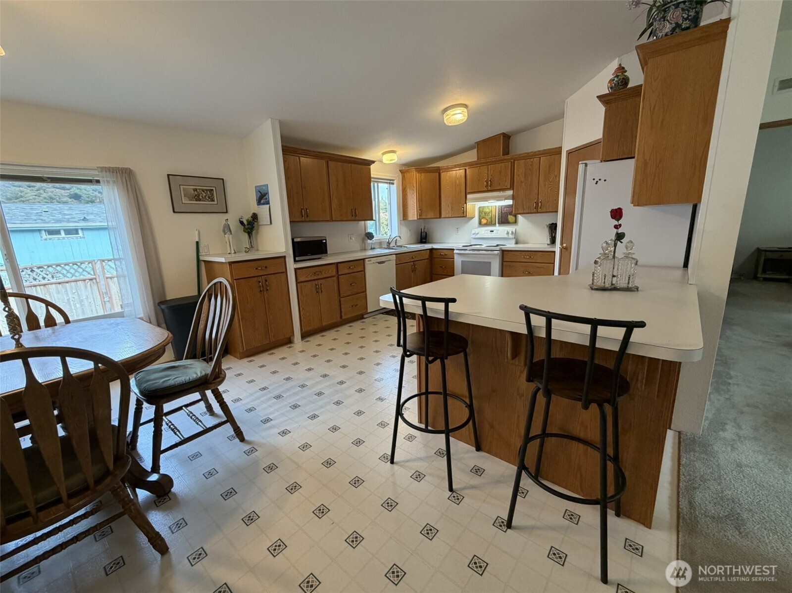 17 Rustemeyer Road, Unit 19 Aberdeen, WA 98520 - Photo 7 of 39 a view of a dining room with furniture