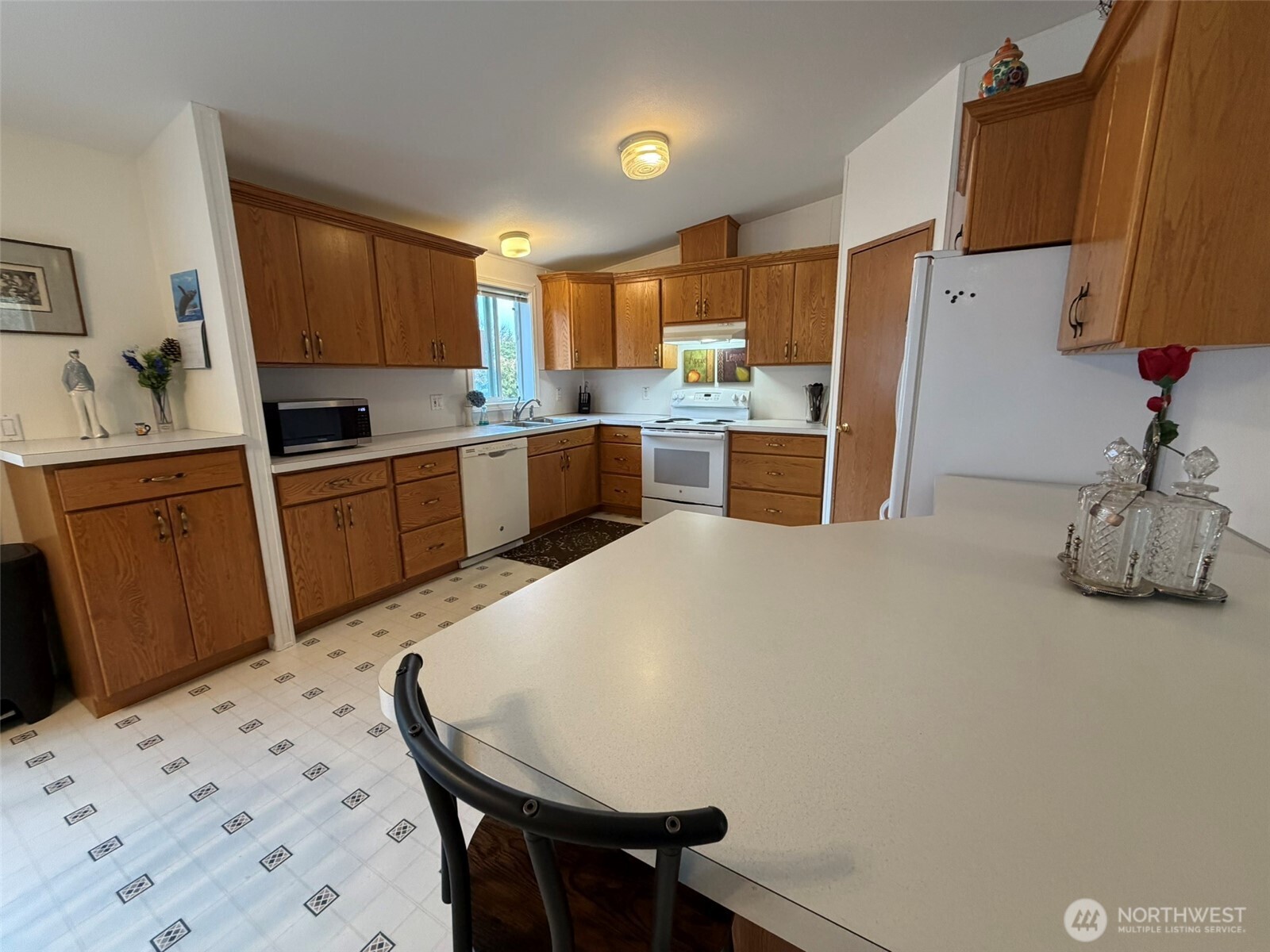 17 Rustemeyer Road, Unit 19 Aberdeen, WA 98520 - Photo 8 of 39 a kitchen with a table chairs refrigerator and microwave