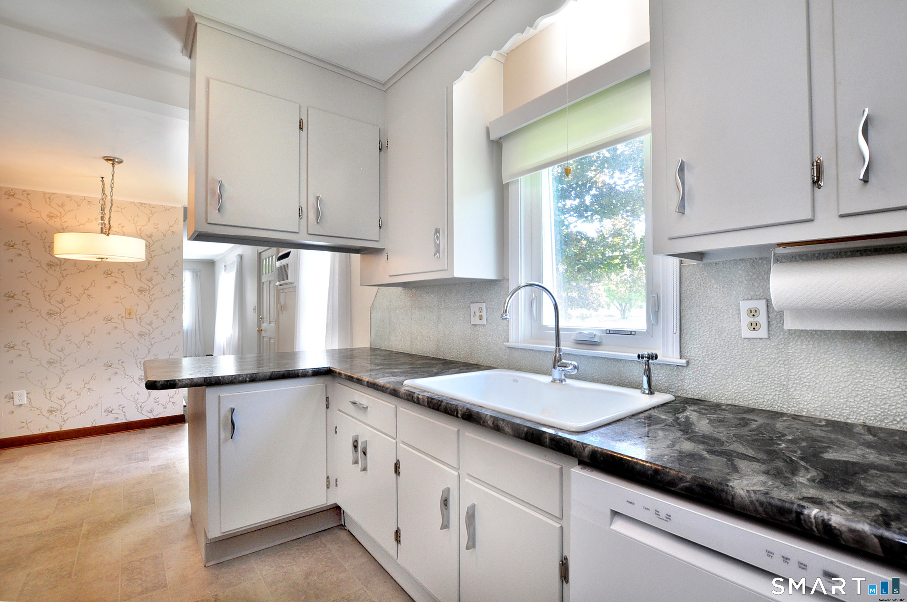 304 Rood Avenue Windsor, CT 06095 - Photo 10 of 36