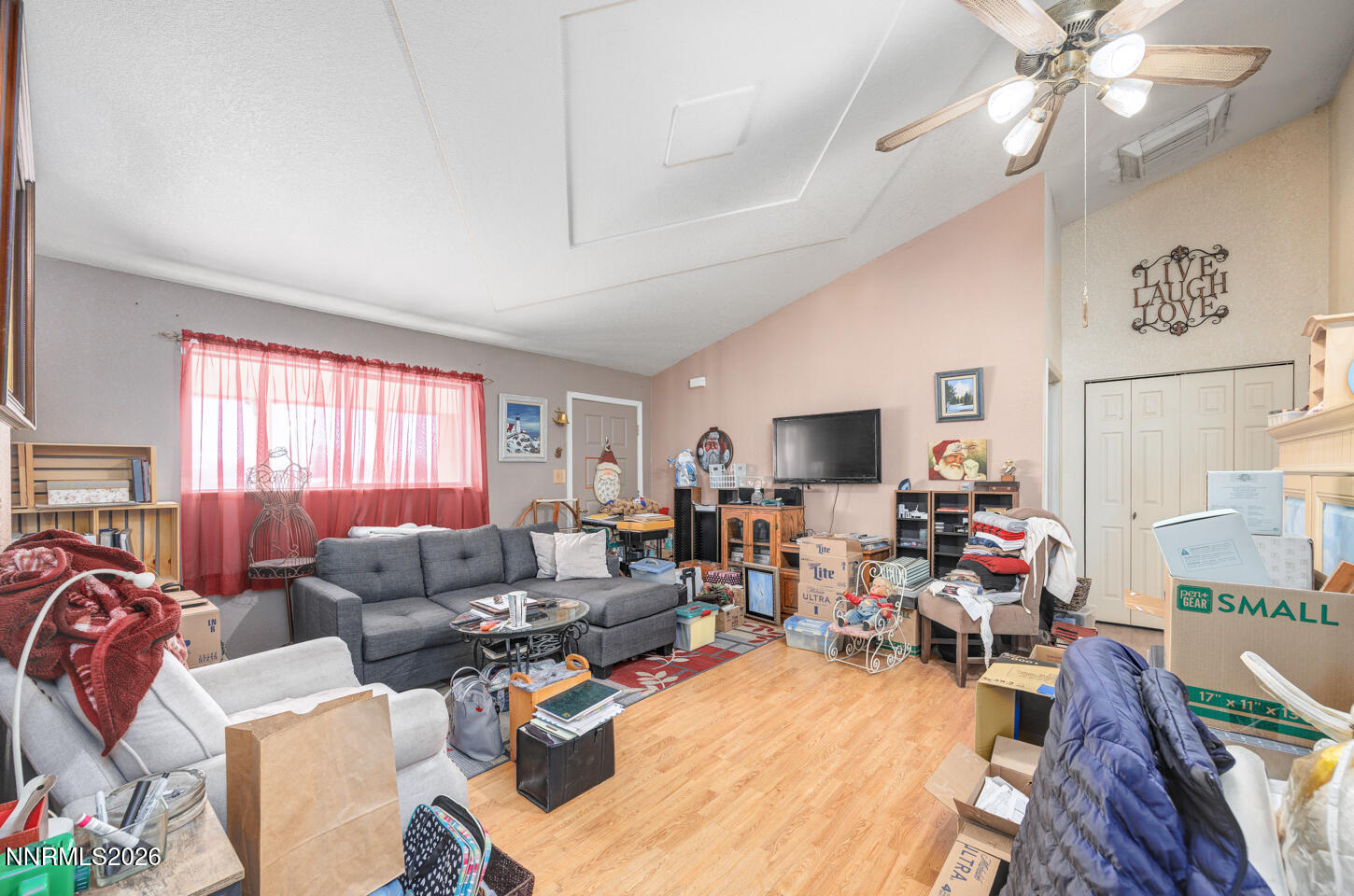 2000 Trails End Fallon, NV 89406 - Photo 4 of 20 a living room with furniture or couch and a flat screen tv