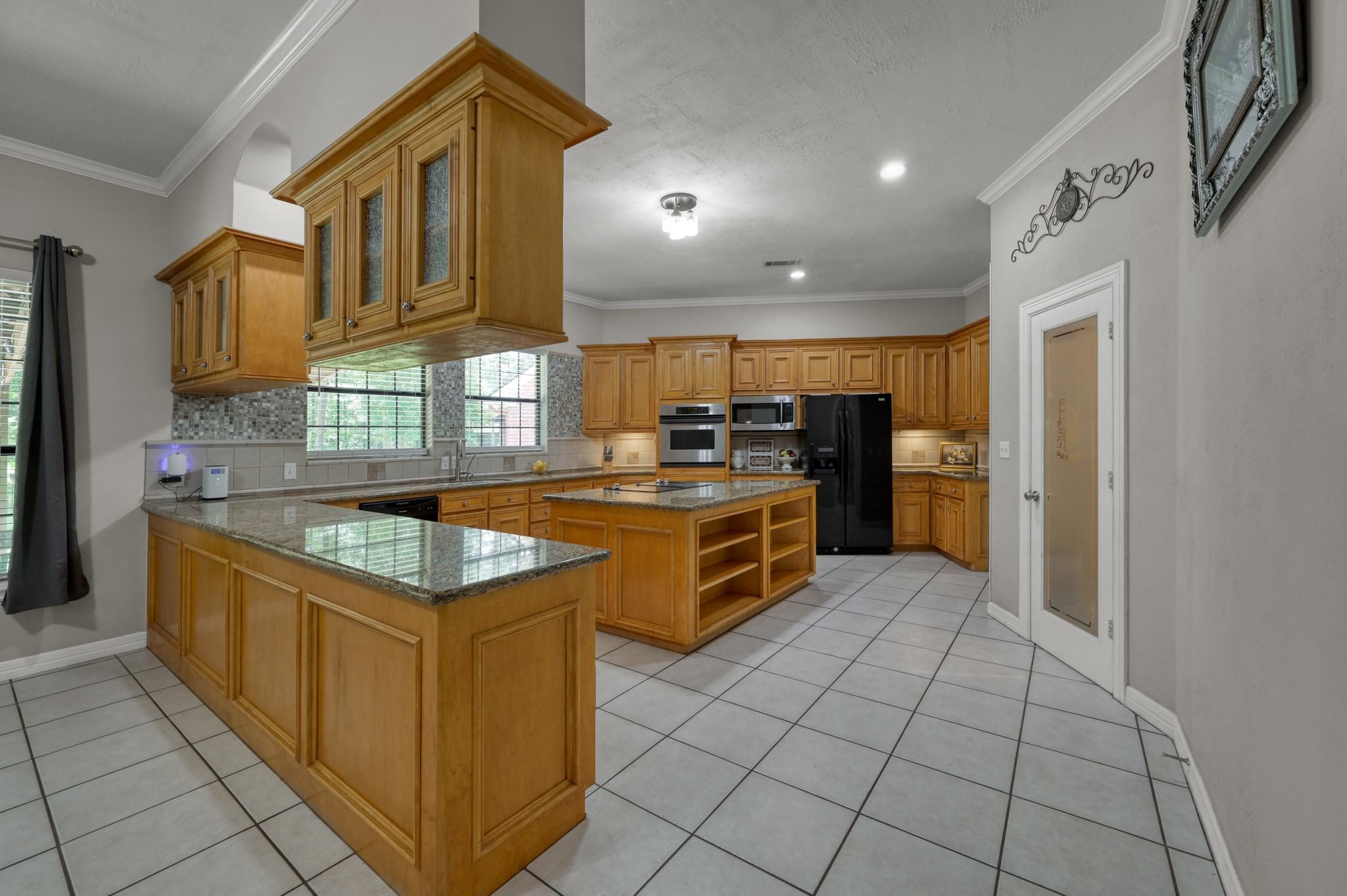 910 Commons Way Court Huffman, TX 77336 - Photo 12 of 49 Kitchen