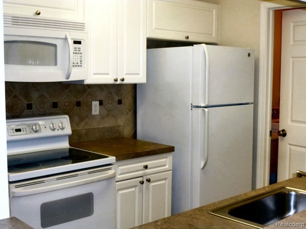 3603 Tremonte Circle Rochester, MI 48306 - Photo 17 of 30 kitchen3.jpg
