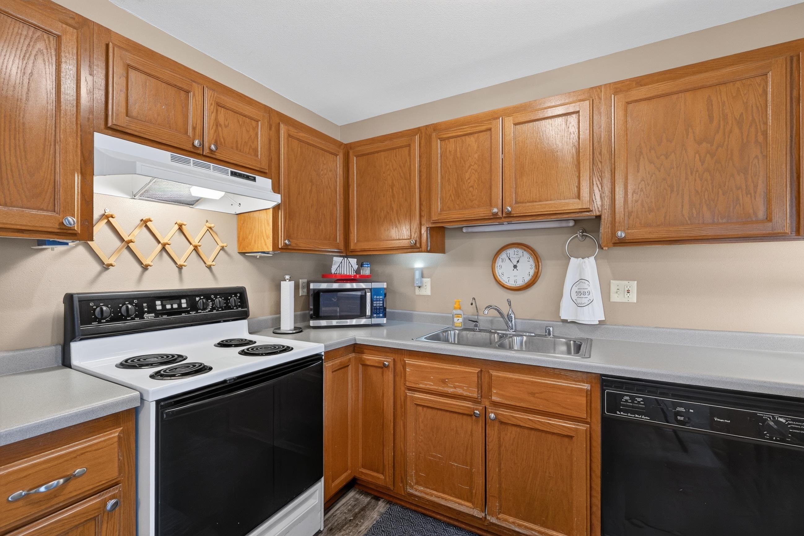 403 Hanson Road Stoughton, WI 53589 - Photo 9 of 42