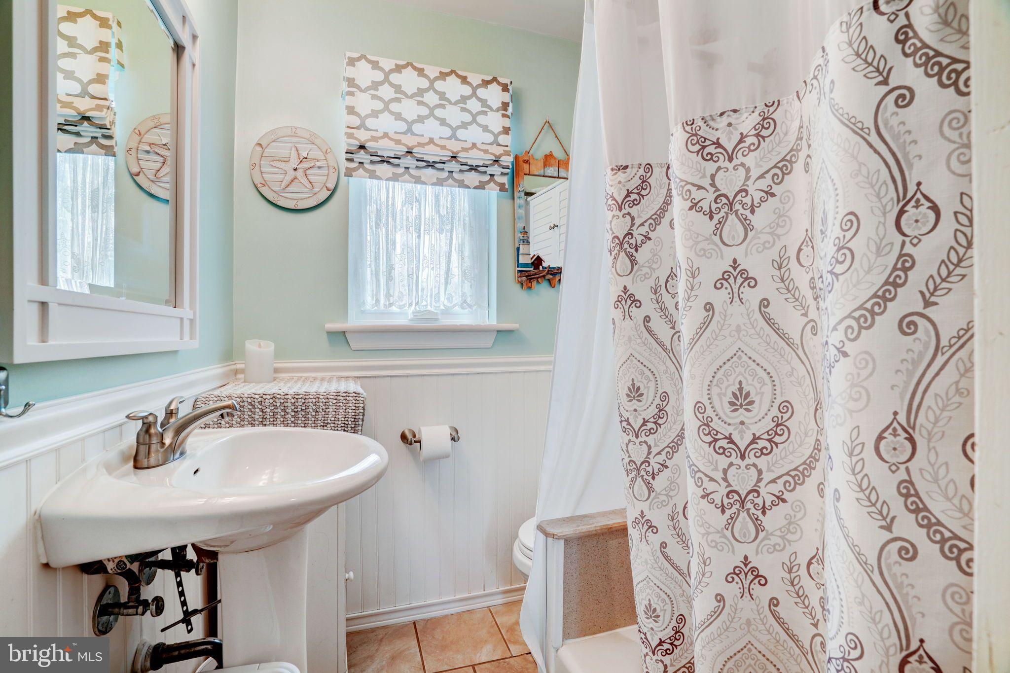 8716 Sagamore Road Philadelphia, PA 19128 - Photo 21 of 33 Upper level updated hall full bathroom !