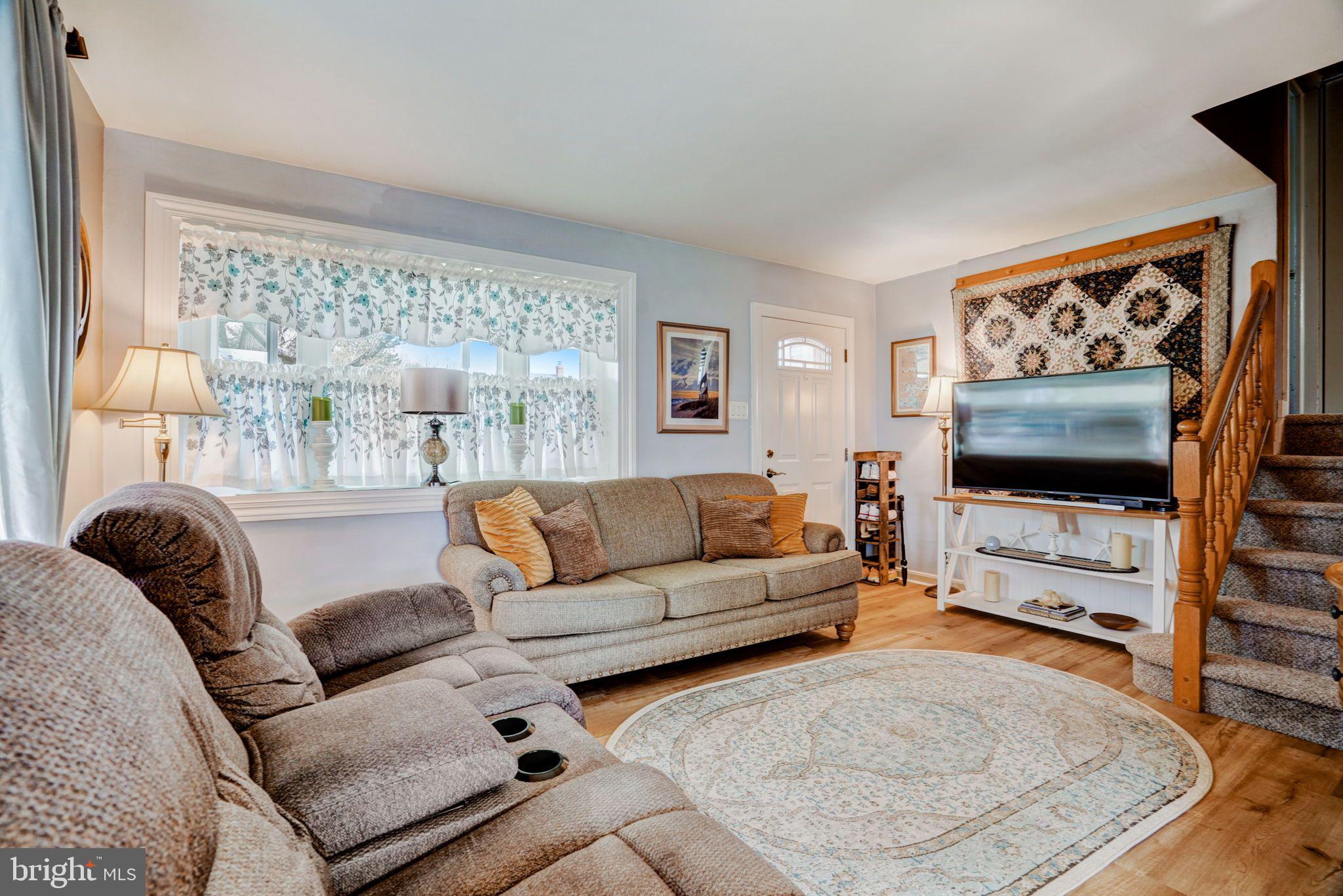 8716 Sagamore Road Philadelphia, PA 19128 - Photo 8 of 33 Large bay window provides lots of natural light !