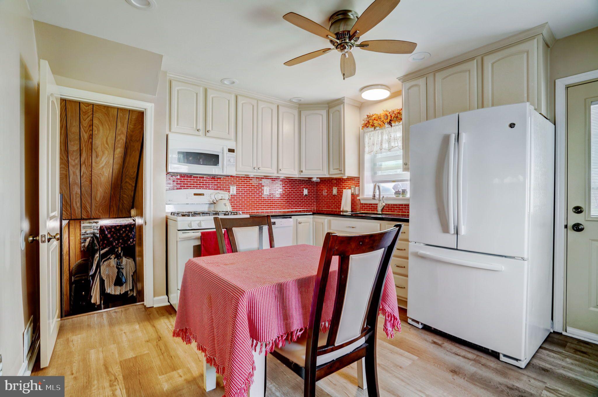 8716 Sagamore Road Philadelphia, PA 19128 - Photo 10 of 33 New kitchen quartz countertops !