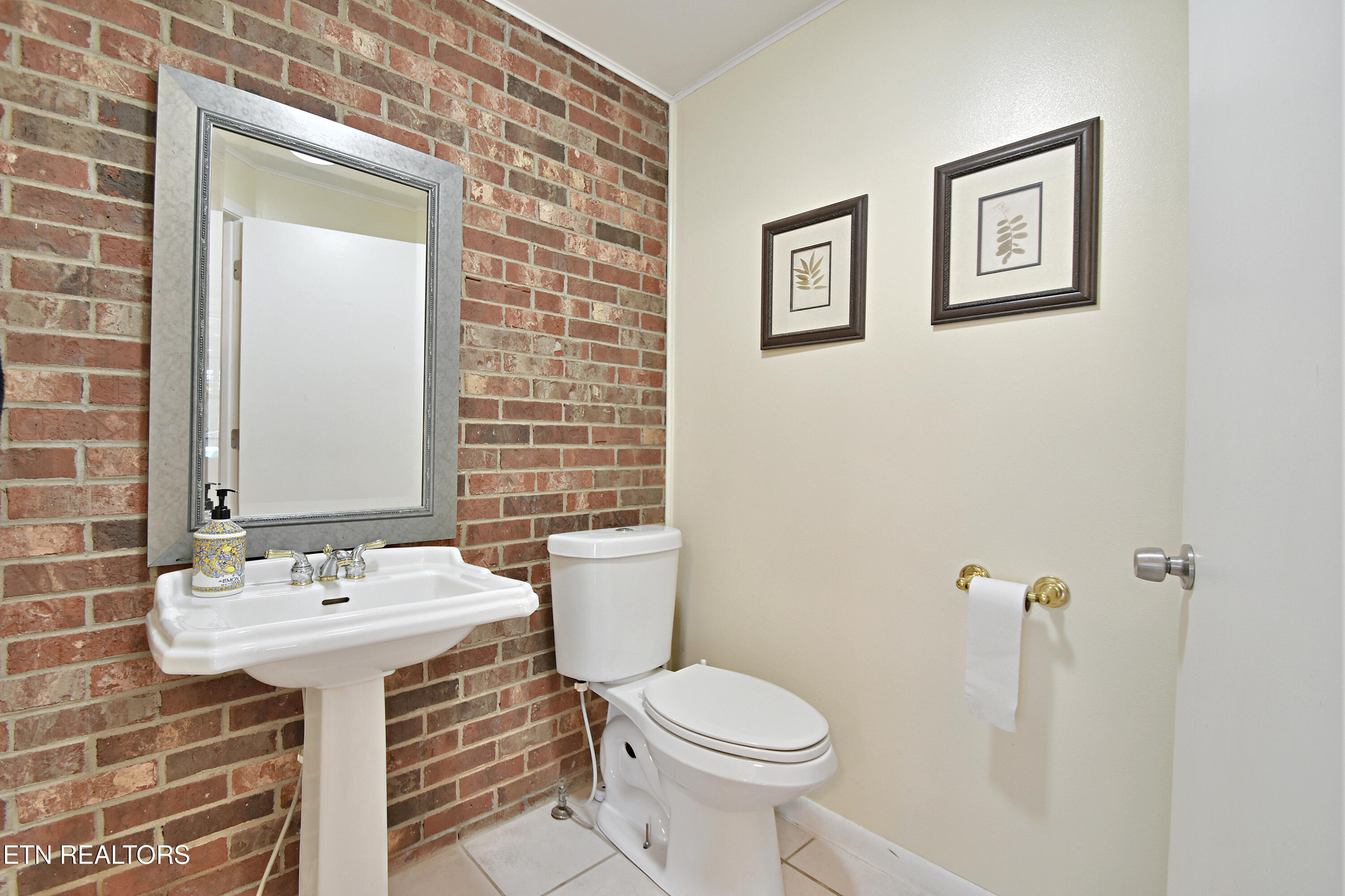 7309 Chartwell Road, Unit 4 Knoxville, TN 37931 - Photo 20 of 57 DSC_5124