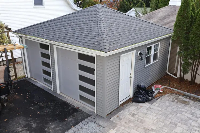 a view of a house with backyard