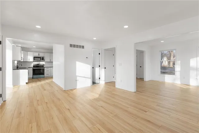 $334,950 | 7014 North Brookside Road, Pleasant Valley, MO 64068