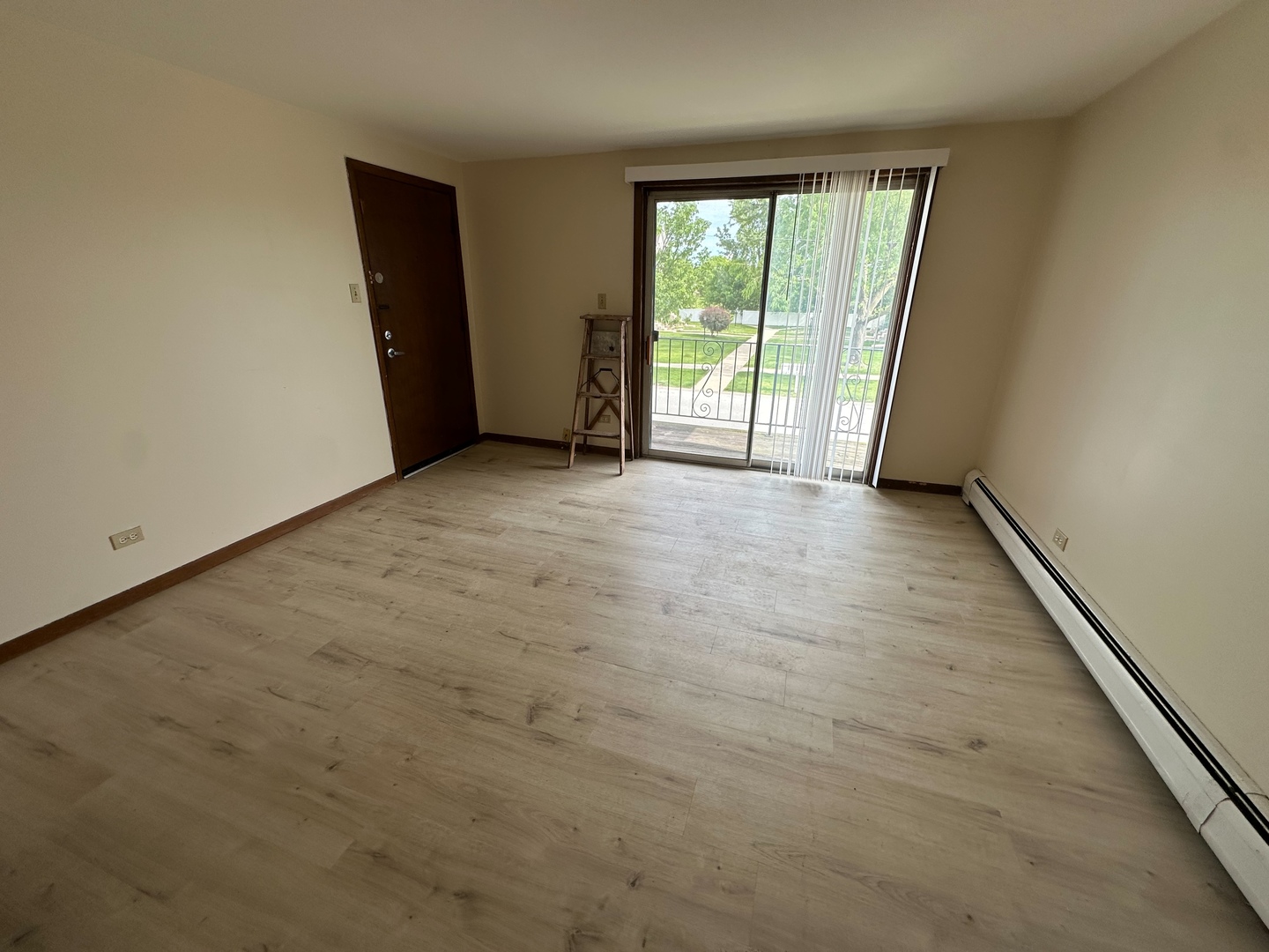 2121 176th Place Lansing, IL 60438 - Photo 20 of 26 an empty room with windows