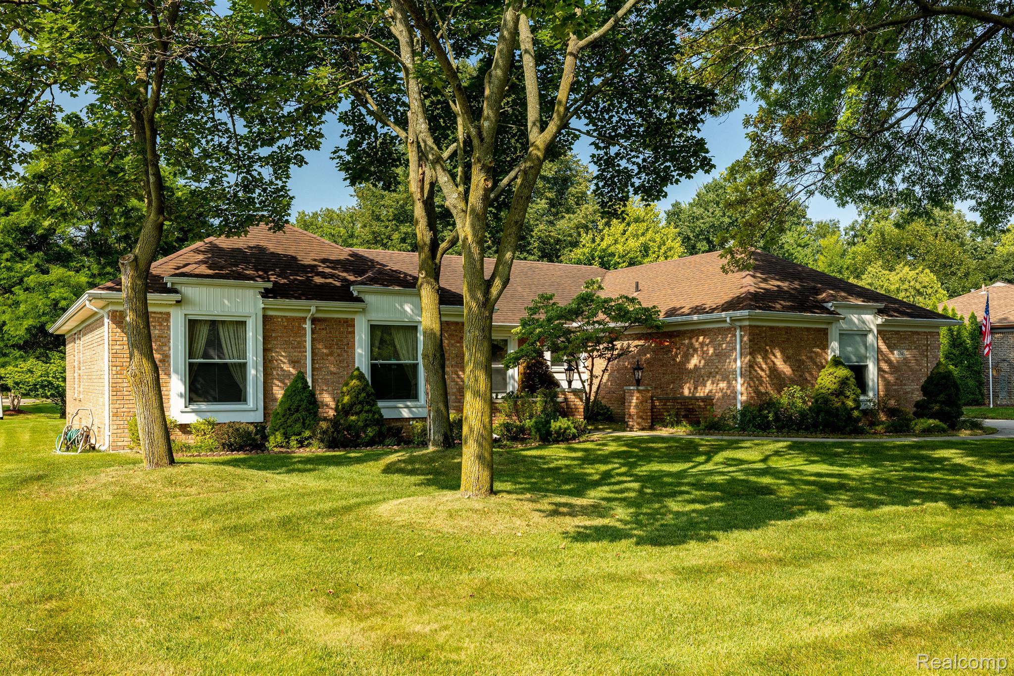 35345 Banbury Road Livonia, MI 48152 - Photo 2 of 33 Gallery Image 2