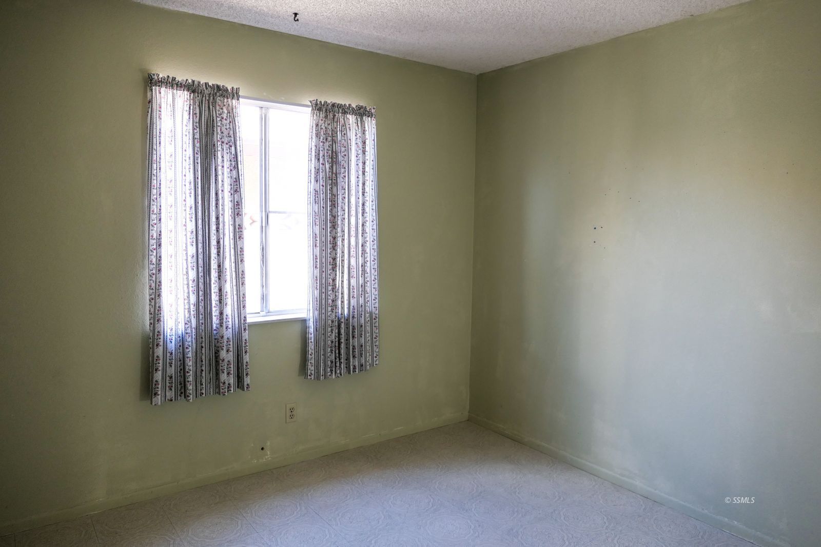220 West Benson Avenue Ridgecrest, CA 93555 - Photo 28 of 38 an empty room with windows