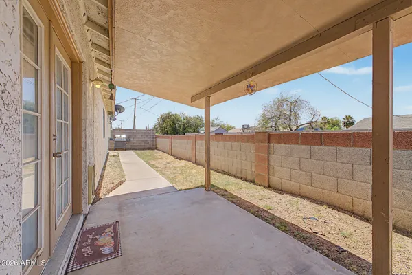 a view of a house with backyard