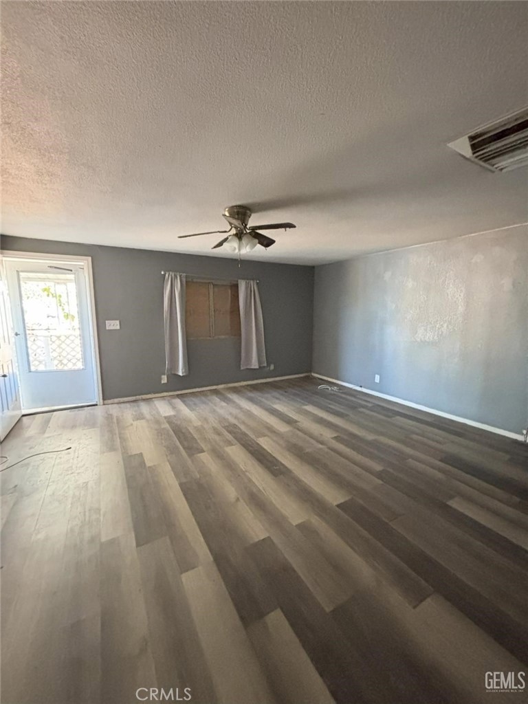 1405 West St George Avenue Ridgecrest, CA 93555 - Photo 7 of 27 a view of an empty room and window