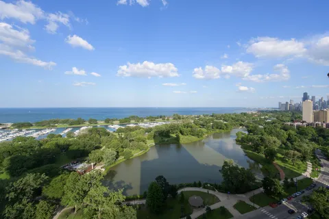 $2,999,000 | 2550 North Lakeview Avenue, Unit N1904, Chicago, IL 60614
