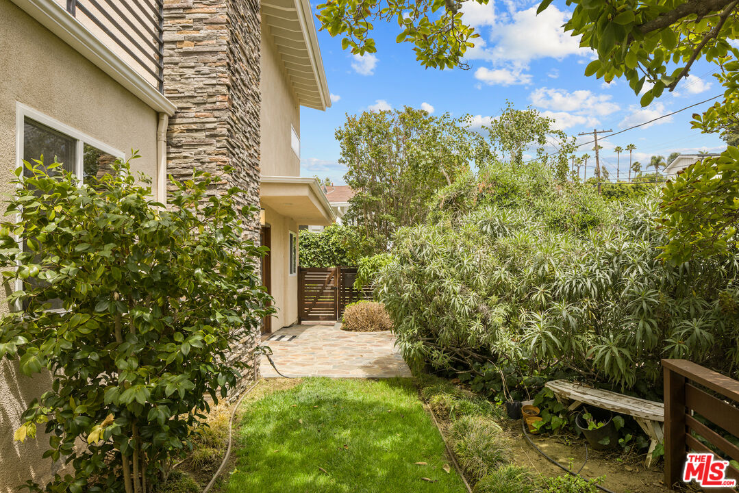 907 Las Pulgas Road Pacific Palisades, CA 90272 - Photo 3 of 39