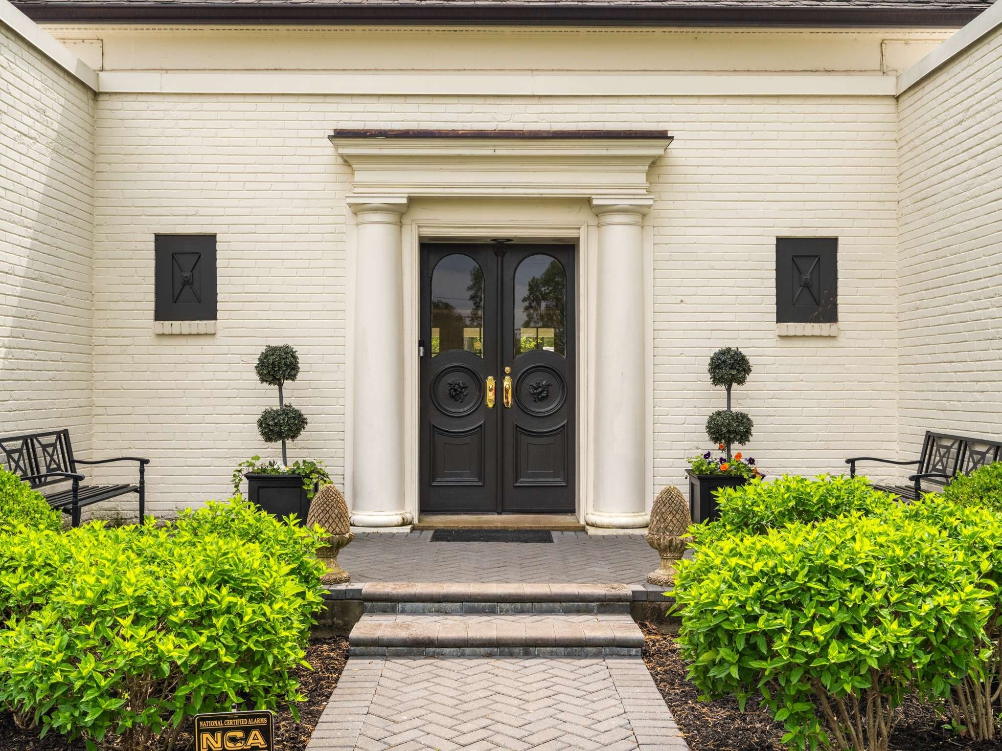 305 Davidson Road Nashville, TN 37205 - Photo 4 of 73 a front view of a house with garden