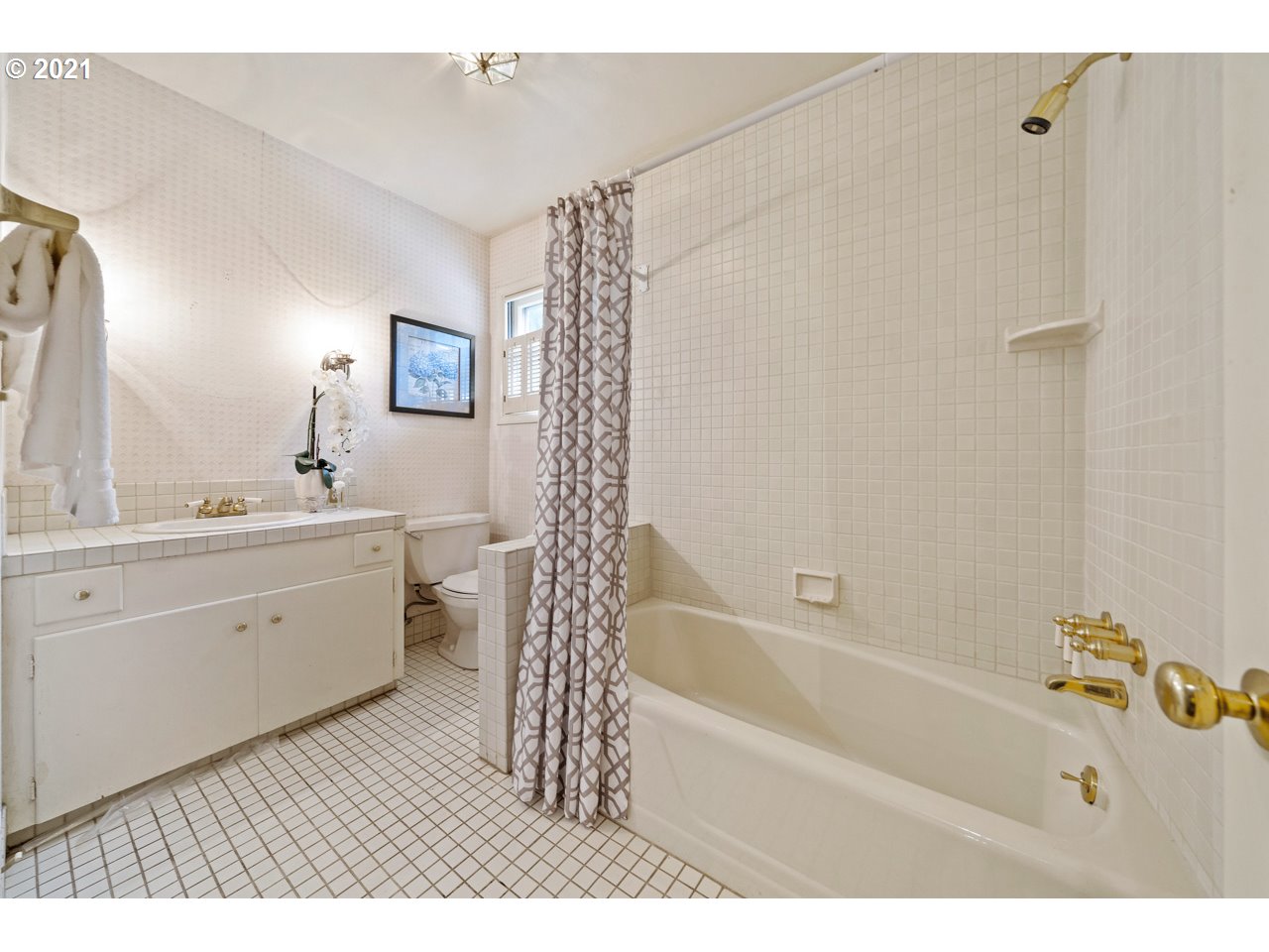 3939 Southwest Altadena Avenue Portland, OR 97239 - Photo 20 of 31 a bathroom with a bathtub a sink and a mirror