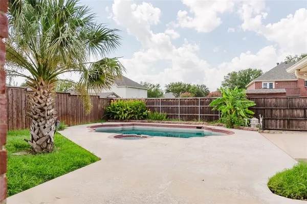 a view of a backyard