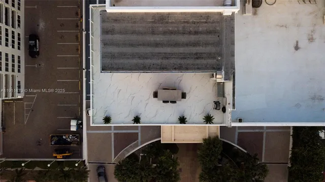 $4,500,000 | 5001 Collins Avenue, Unit PH1, Miami Beach, FL 33140