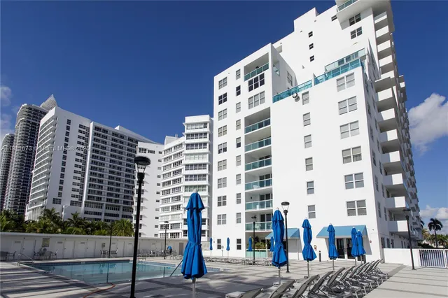 $4,500,000 | 5001 Collins Avenue, Unit PH1, Miami Beach, FL 33140