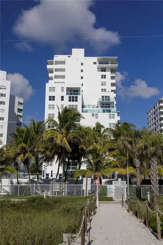 $4,500,000 | 5001 Collins Avenue, Unit PH1, Miami Beach, FL 33140