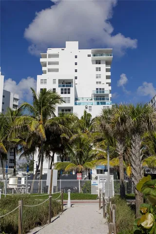 $4,500,000 | 5001 Collins Avenue, Unit PH1, Miami Beach, FL 33140