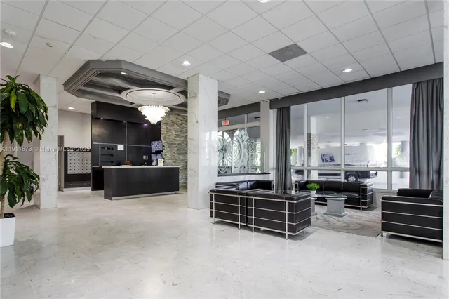 $4,500,000 | 5001 Collins Avenue, Unit PH1, Miami Beach, FL 33140