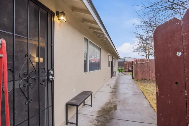 a view of a house with a backyard
