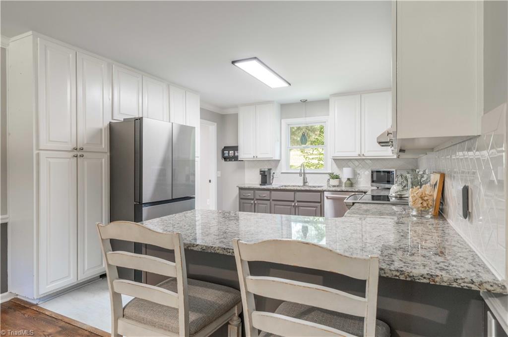 730 4 Brooks Road Winston-Salem, NC 27107 - Photo 17 of 48 Kitchen with countertop seating