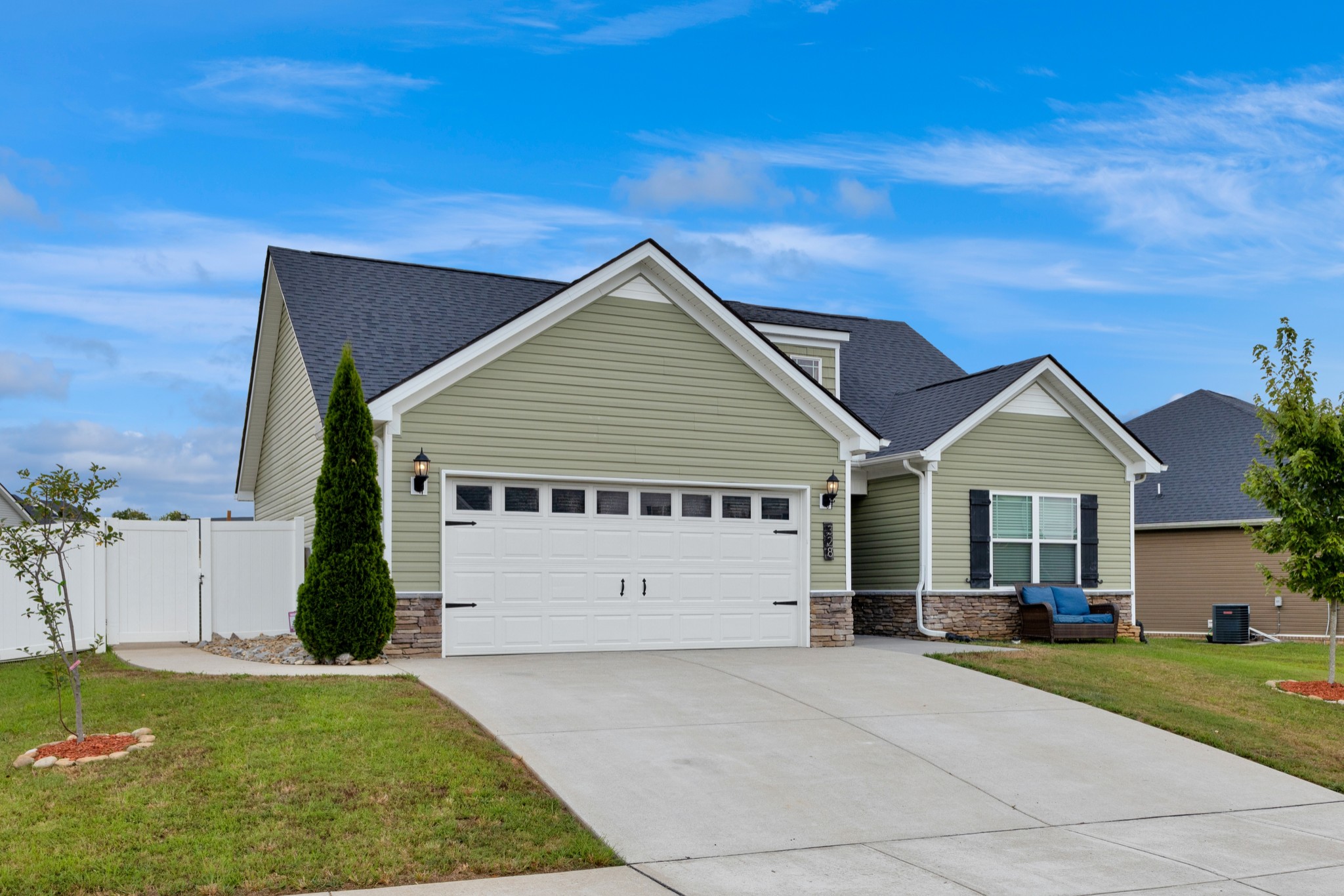 a view of a house with a yard