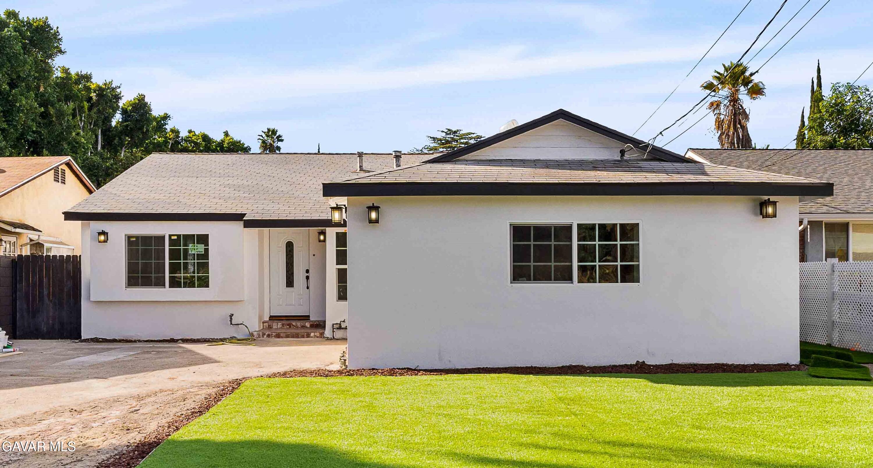 a view of a house with yard and garage