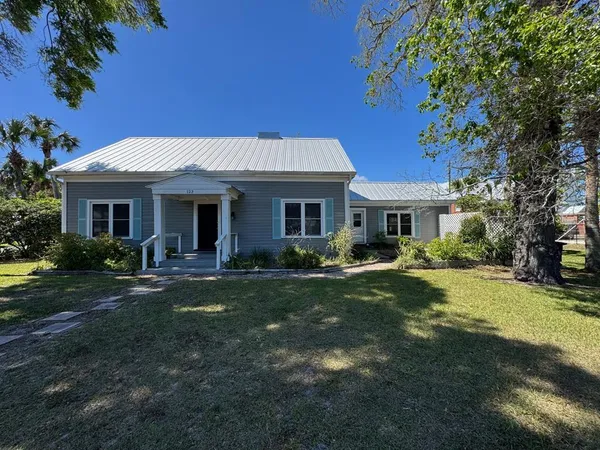 $2,100 | 123 Ave C, Apalachicola, FL 32320