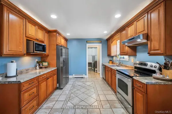 $650,000 | 21 Burwood Lane, Coram, NY 11727