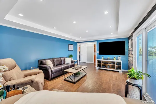 $650,000 | 21 Burwood Lane, Coram, NY 11727