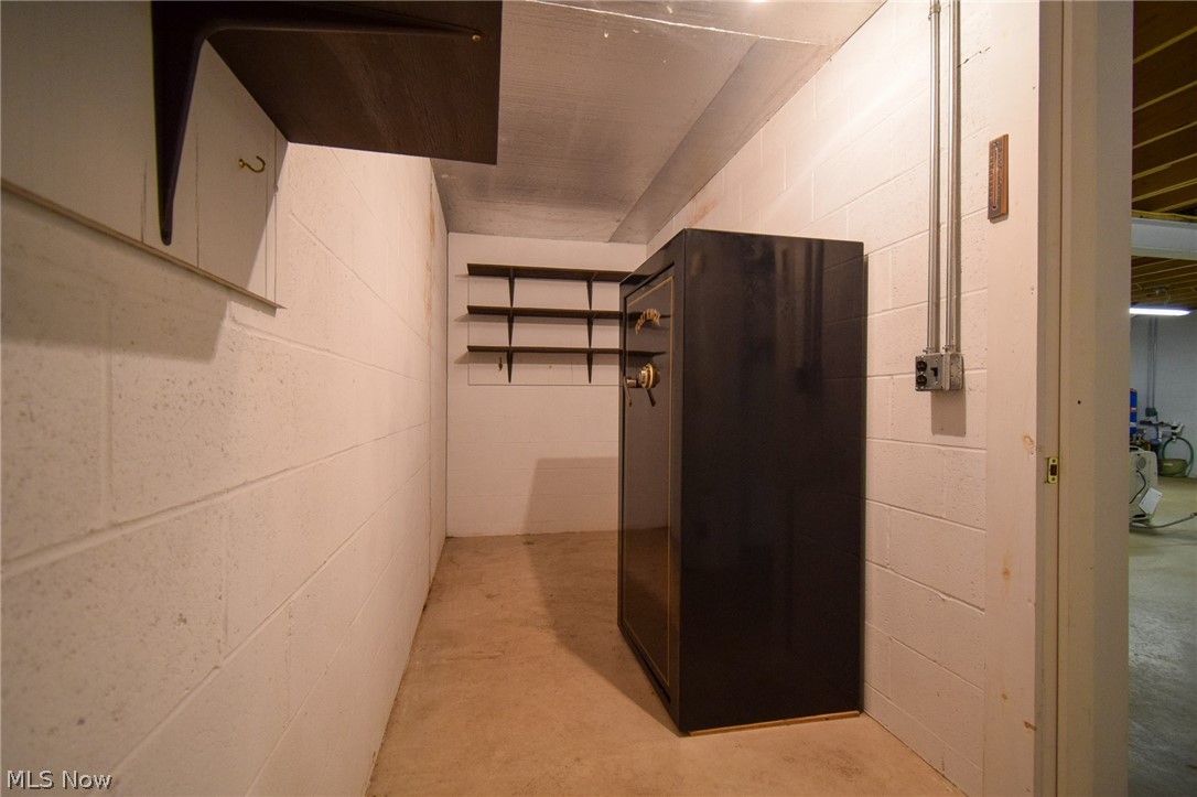 60404 Pigeon Point Road Barnesville, OH 43713 - Photo 11 of 18 View of walk in closet