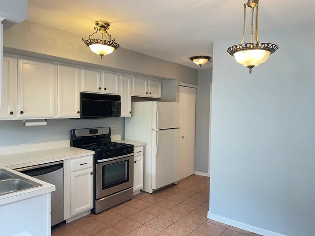 $2,600 | 3186 Anton Drive, Unit 3186, Aurora, IL 60504