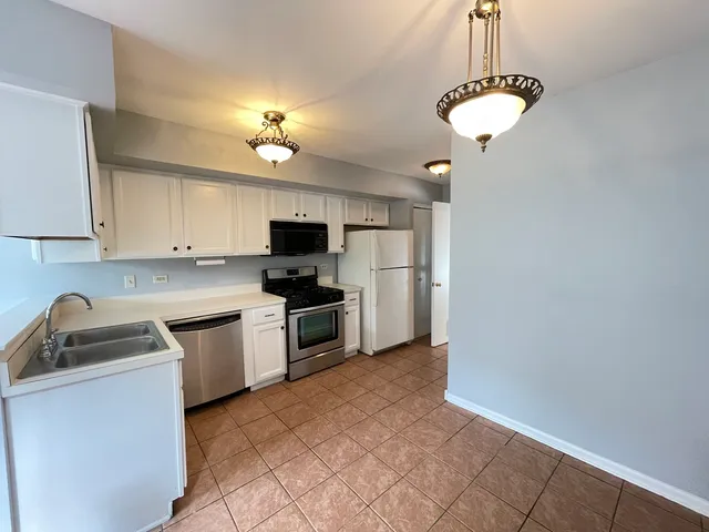 $2,600 | 3186 Anton Drive, Unit 3186, Aurora, IL 60504