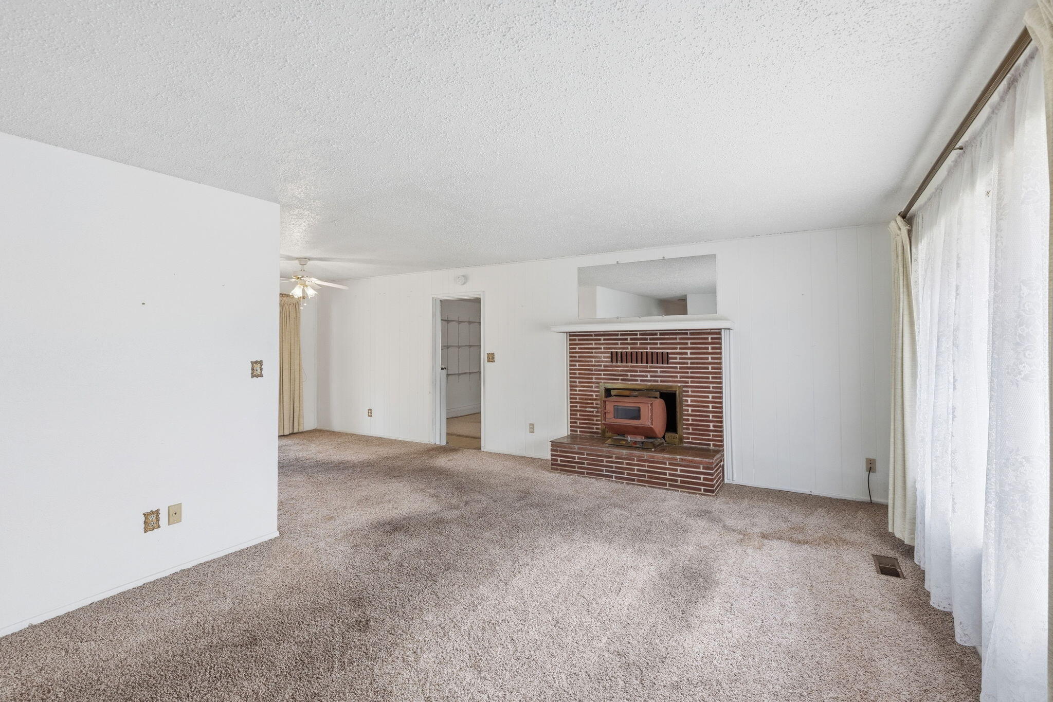 207 Holiday Lane Central Point, OR 97502 - Photo 4 of 38 Living Room