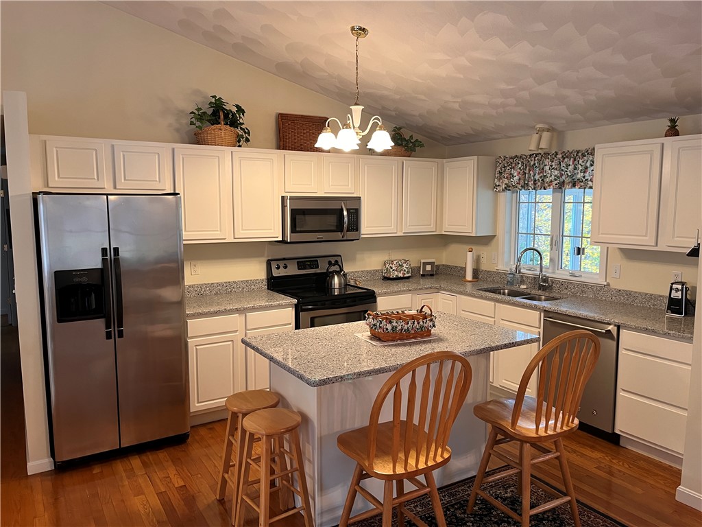 2 Fairlawn Way Lincoln, RI 02865 - Photo 5 of 11