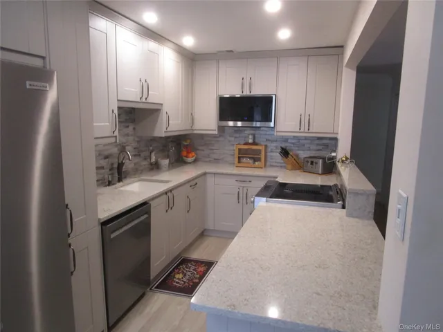 $399,900 | 342 Clubhouse Court, Coram, NY 11727