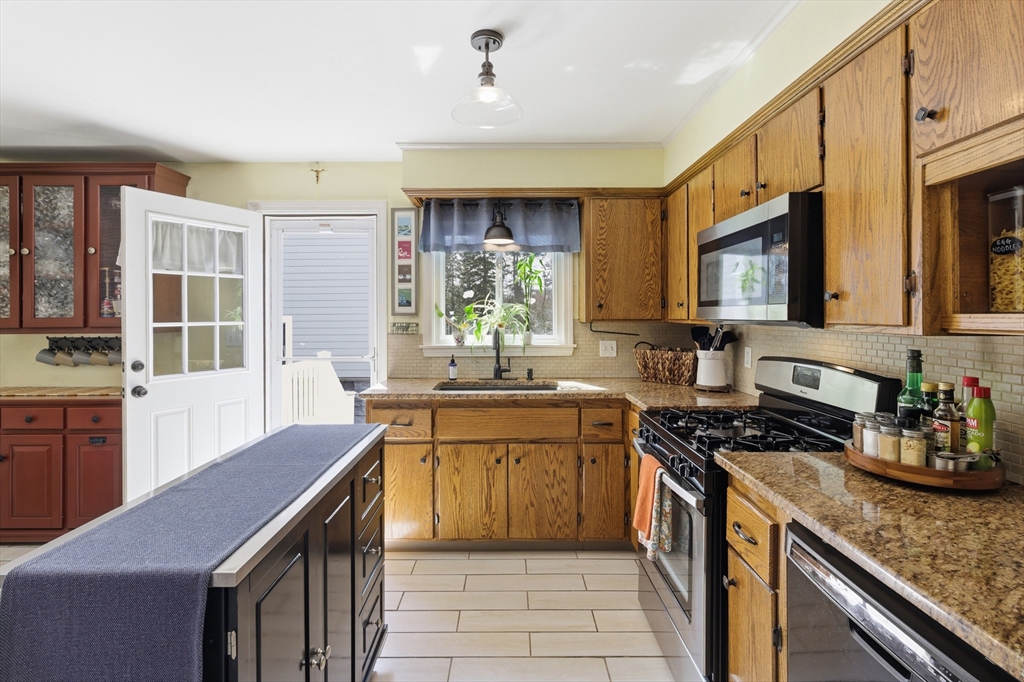 133 Friendship Street Fall River, MA 02724 - Photo 11 of 39