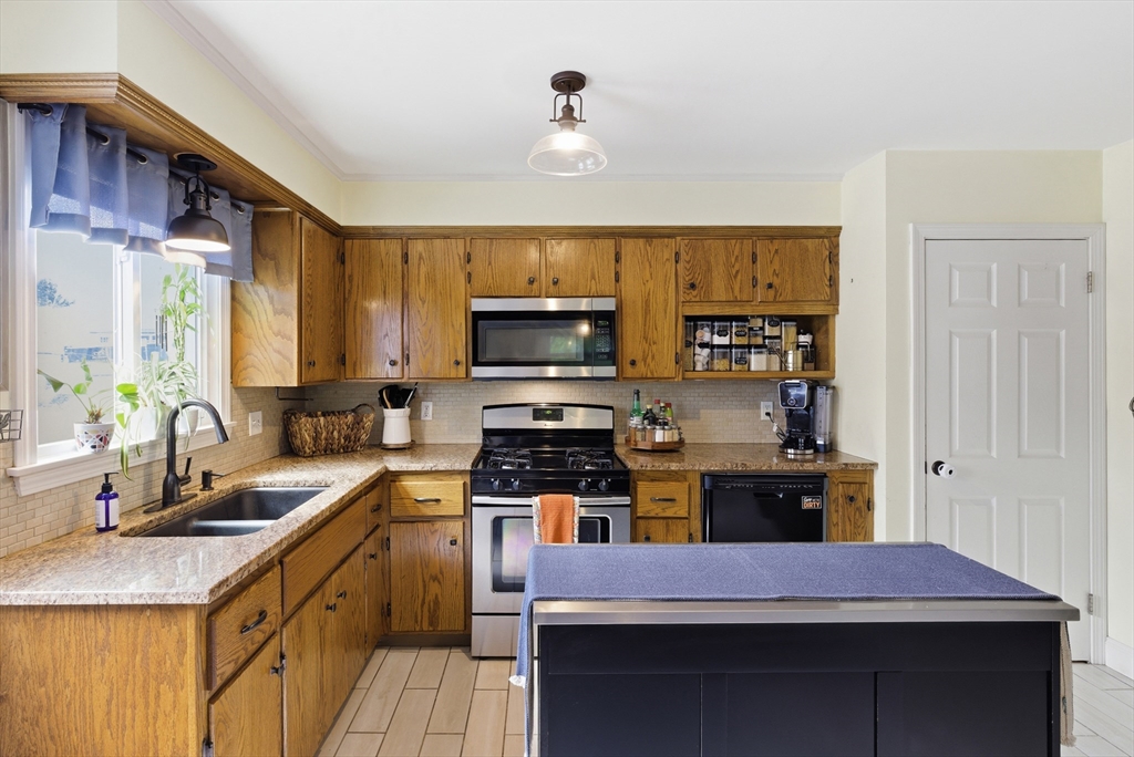 133 Friendship Street Fall River, MA 02724 - Photo 13 of 39