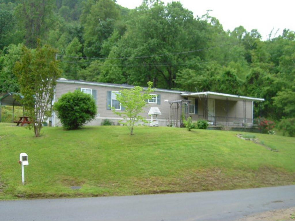 172 Edgewater Road Elizabethton, TN 37643 - Photo 1 of 9 front view