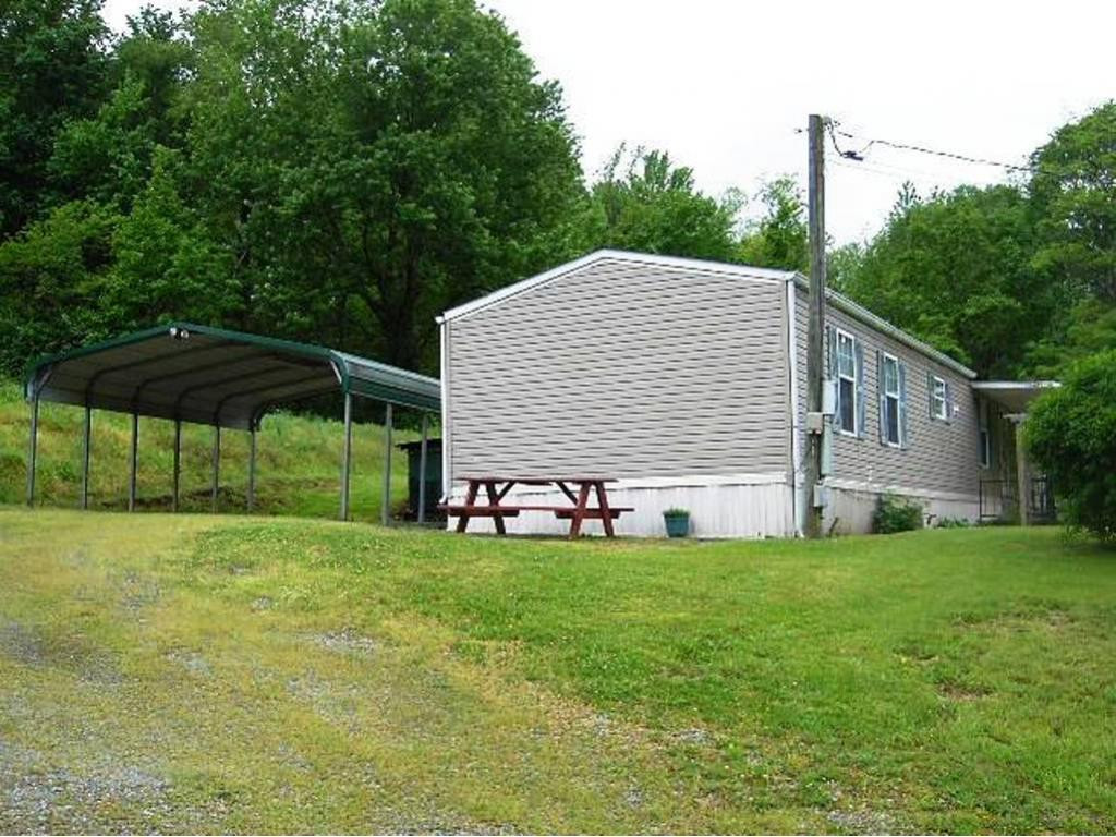 172 Edgewater Road Elizabethton, TN 37643 - Photo 2 of 9 Photo 2