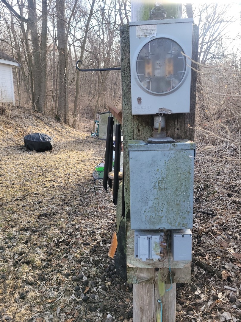 1977 North 3103rd Road, Unit 11 Ottawa, IL 61350 - Photo 18 of 24 a brick building with a sink and a mirror