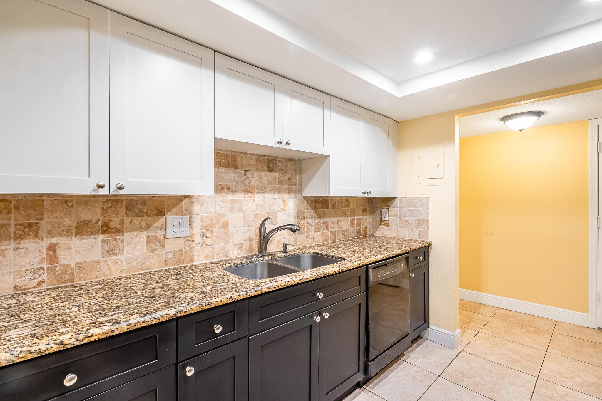 1111 South Ocean Boulevard, Unit 122 Boca Raton, FL 33432 - Photo 6 of 27 Kitchen