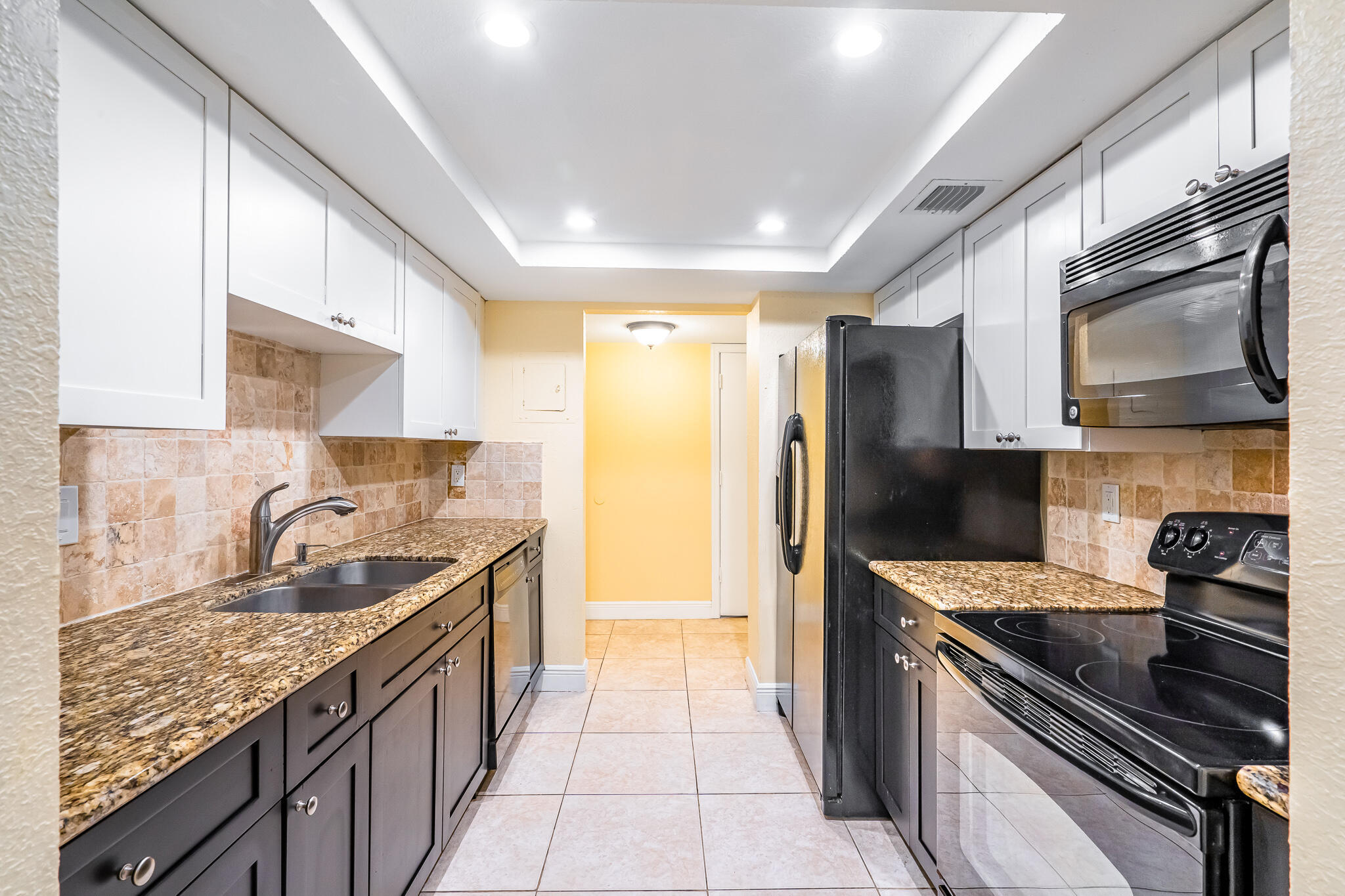 1111 South Ocean Boulevard, Unit 122 Boca Raton, FL 33432 - Photo 7 of 27 Kitchen