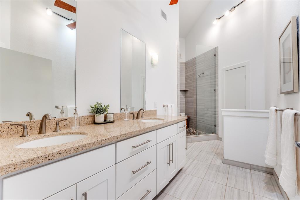 8702 San Fernando Way Dallas, TX 75218 - Photo 18 of 30 Primary Bathroom