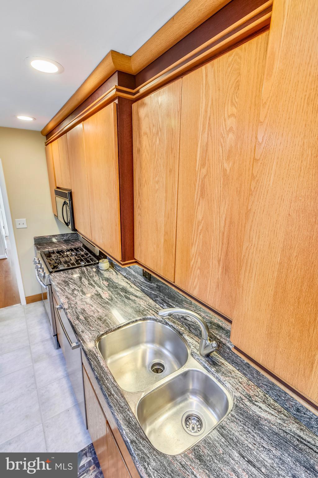 2420 Silver Fox Lane Reston, VA 20191 - Photo 11 of 79 4" quarter round & double bull nose moldings